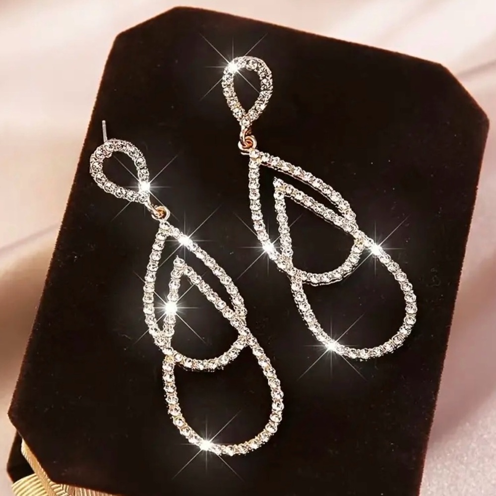 NWOT - Elegant Geometric Rhinestone Drop Earrings
